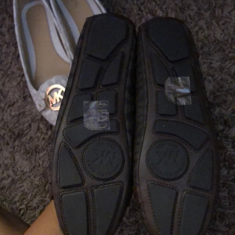 hey pretties I will be selling mk Shoes - Picture 2 of 3